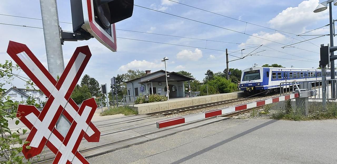 Über diesen Bahnübergang wurden die Schüler gelotst.