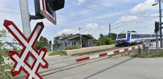 Über diesen Bahnübergang wurden die Schüler gelotst.