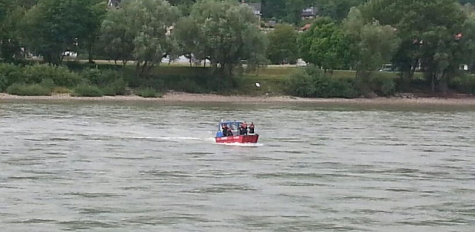 Ruderboot mit 5 Insassen in der Donau gekentert