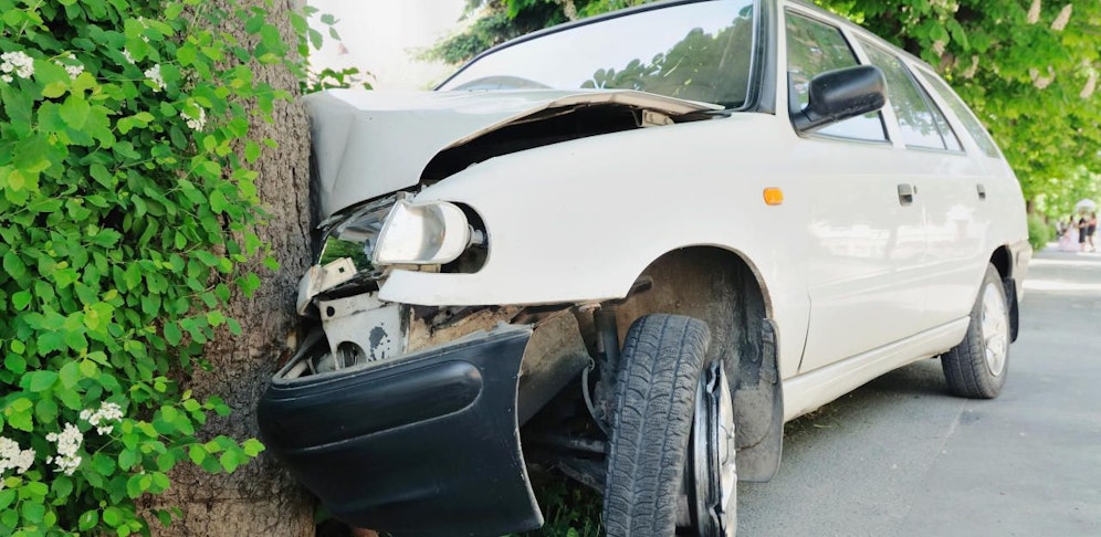Der 17-Jährige hatte keinen Führerschein und prallte gegen einen Baum