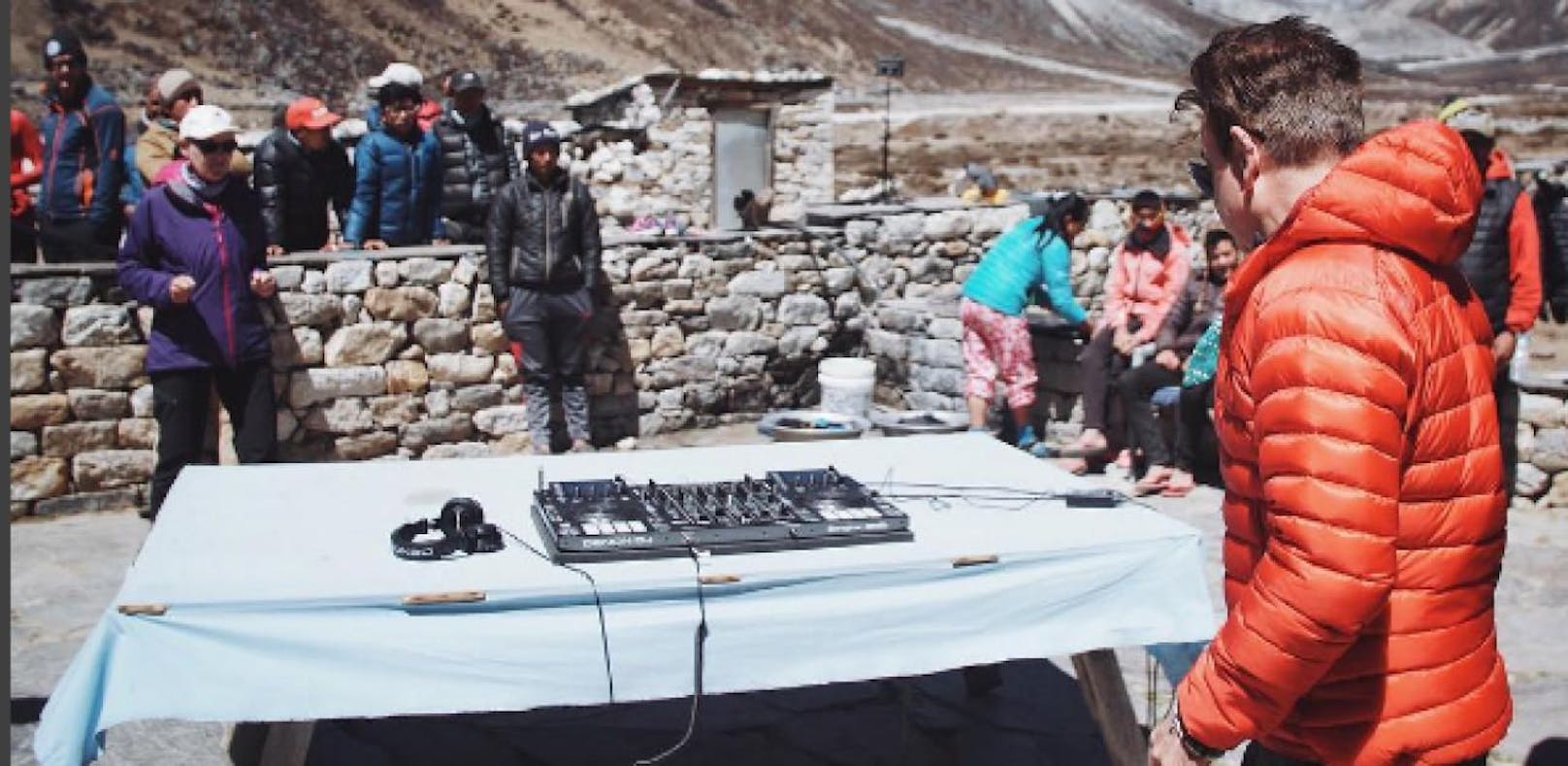 DJ Paul Oakenfold legt am "Dach der Welt" auf