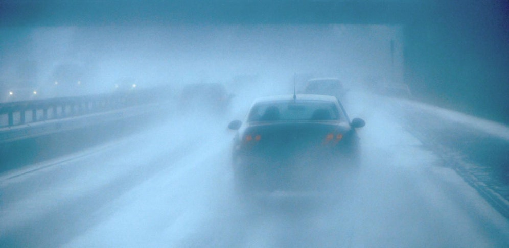 Der Mann krachte auf der regennassen Fahrbahn in eine Leitschiene