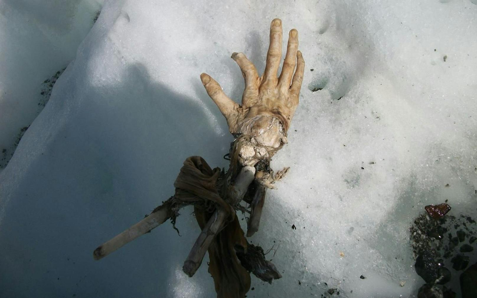 Ein Bergsteiger fand die mumifizierte Hand am Mont Blanc. Wahrscheinlich handelt es sich um Überreste eines Flugzeugabsturzes.