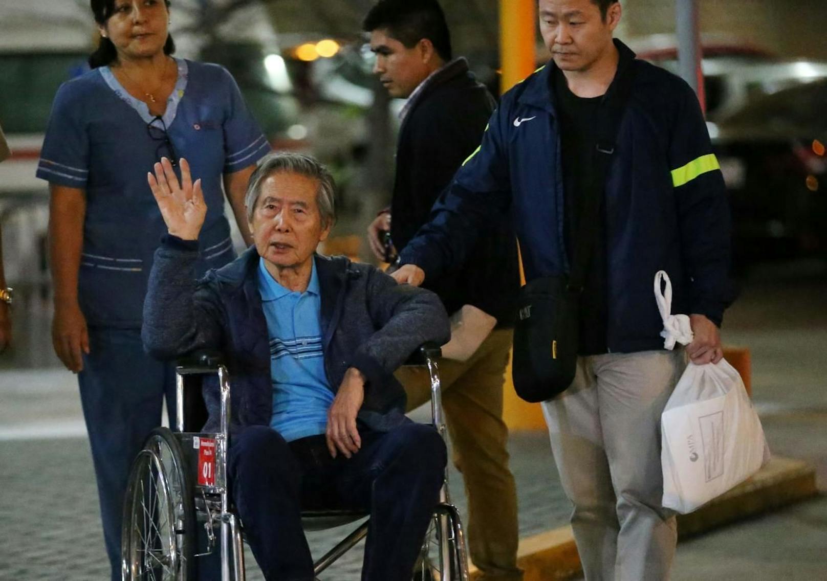 Frei: Ex-Präsident Alberto Fujimori winkt Anhängern beim Verlassen der Klinik in Lima. An seiner Seite (re.): Sohn Kenji Fujimori. 