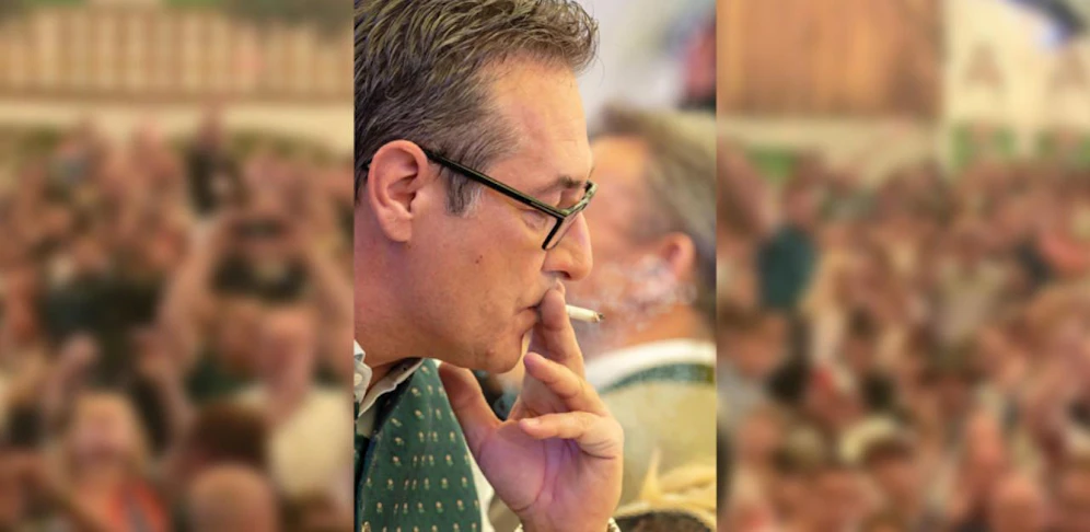 Strache raucht im Europazelt