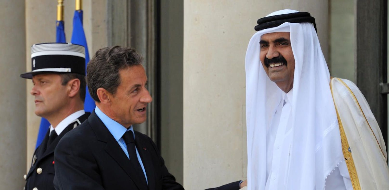 Frankreichs damaliger Präsident Nicolas Sarkozy begrüßt 2011 den Emir von Katar, Scheich Hamad bin Khalifa al-Thani, in Paris.