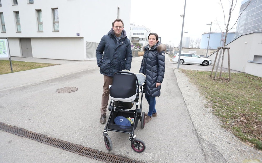 Reservierung abgelehnt: Jungfamilie B. mit Sohn Maxi im Buggy.