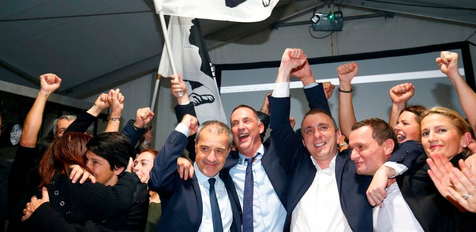 Die Nationalisten haben bei den Regionalwahlen eine Mehrheit errungen. Freude bei Jean Guy Talamoni, Gilles Simeoni und deren Unterstützer.