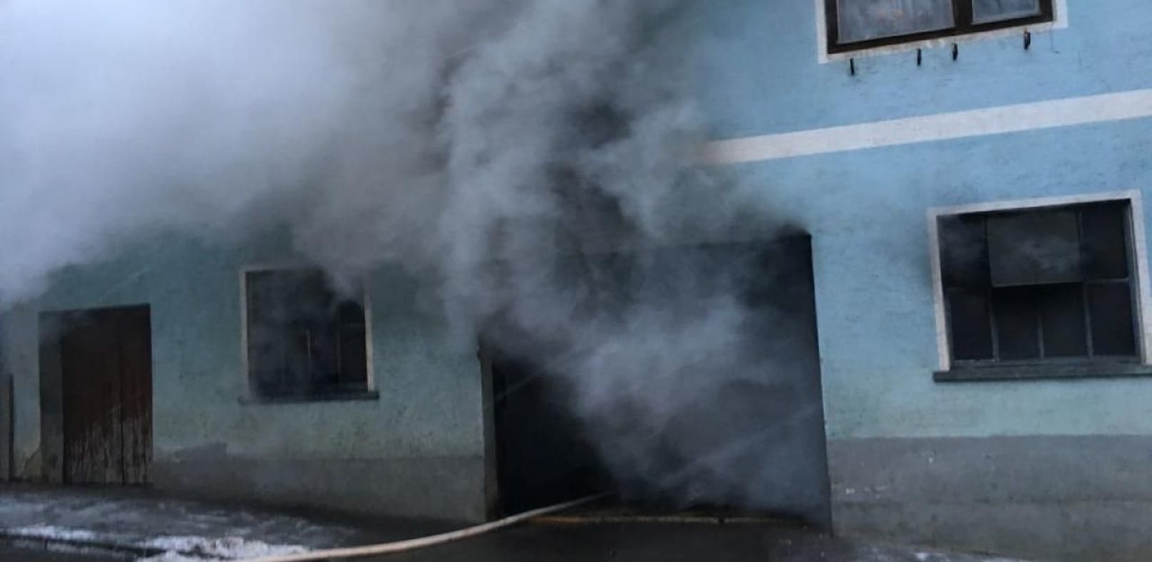 Riesige Rauchwolke wegen Brand in Heizraum