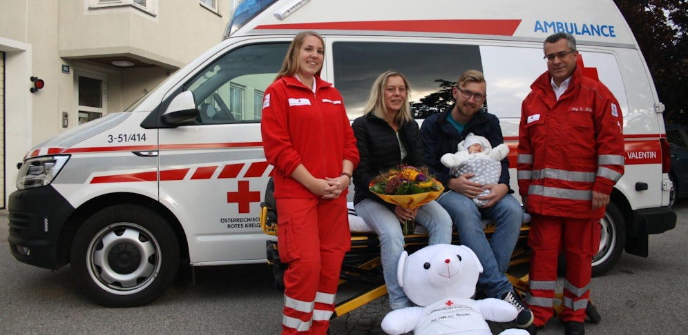 Mama Rebecca und Papa Jens mit Tim und die beiden Rettungssanis Juliane und Rainer.