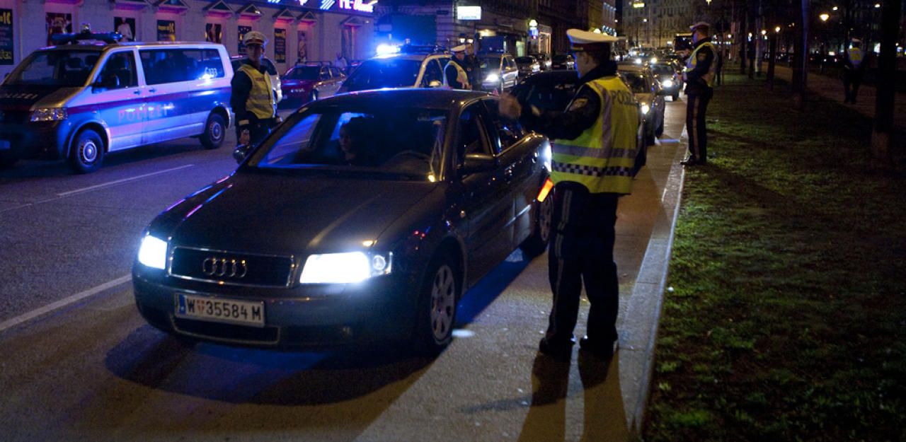 Die Polizei bei einer Kontrolle in Wien.