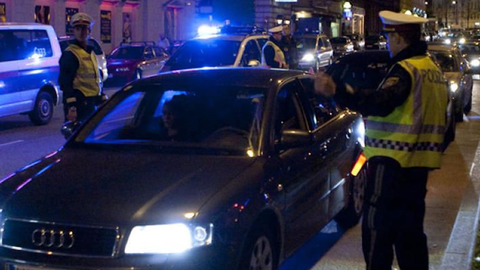 Die Polizei bei einer Kontrolle in Wien.