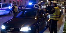 Autofahrer geht nach Crash in Wien auf Polizisten los