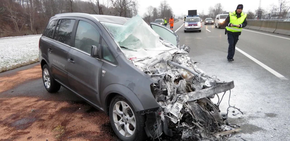 Das Auto fing nach dem Crash Feuer