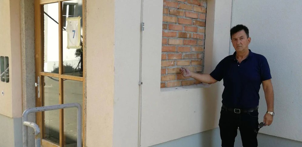 "WIFF"-Bezirksrat Ossi Turtenwald vor der Nischen-Mauer: "Das ist ein Schildbürgerstreich!"