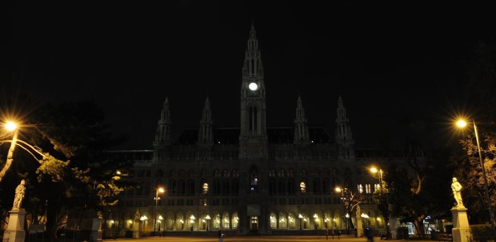 Das Wiener Rathaus bei der Earth Hour im Jahr 2011.
