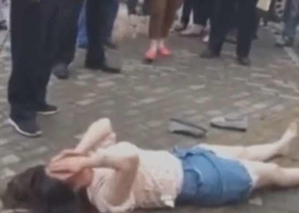 Das Ende: Die Täterin (26) hat losgelassen und liegt am Boden. Ihre Schuhe hat sie bei dem blutigen Kampf verloren. 