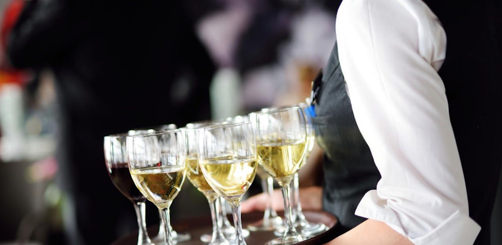 Ein 58-jähriger Gast wurde von einer Kellnerin schwer verletzt