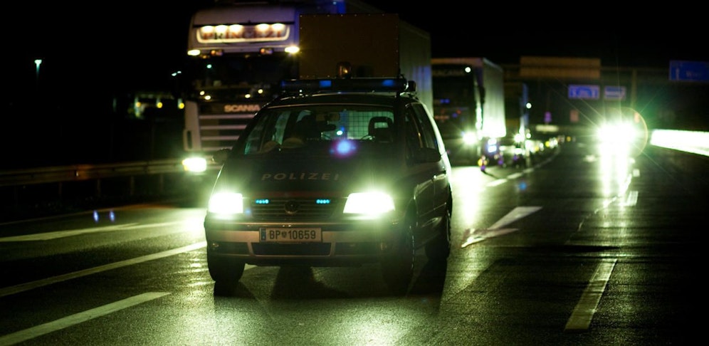 Der Unfall machte einen nächtlichen Polizeieinsatz nötig.