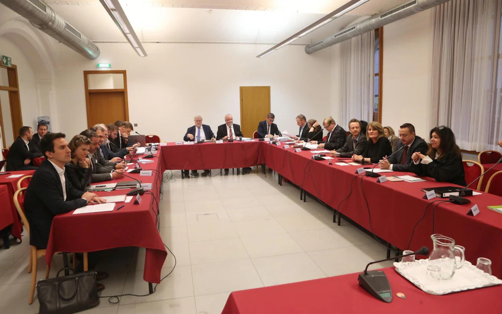 Nach der konstituierenden Sitzung wird in der Untersuchungskommission zu parteinahen Vereinen nun der erste Zeuge befragt. Geht es nach Neos Wien-Klubchef Christoph Wiederkehr (ganz links) sollen 30 weitere Namen  darunter amtierende und frühere Stadträte und Gemeinderäte  folgen.