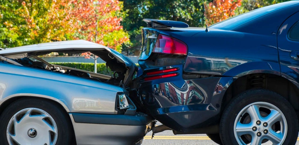 Alko-Lenker wurde zum Geisterfahrer und krachte in einen anderen Pkw. Die Unfall-Bilanz: Drei Verletzte.