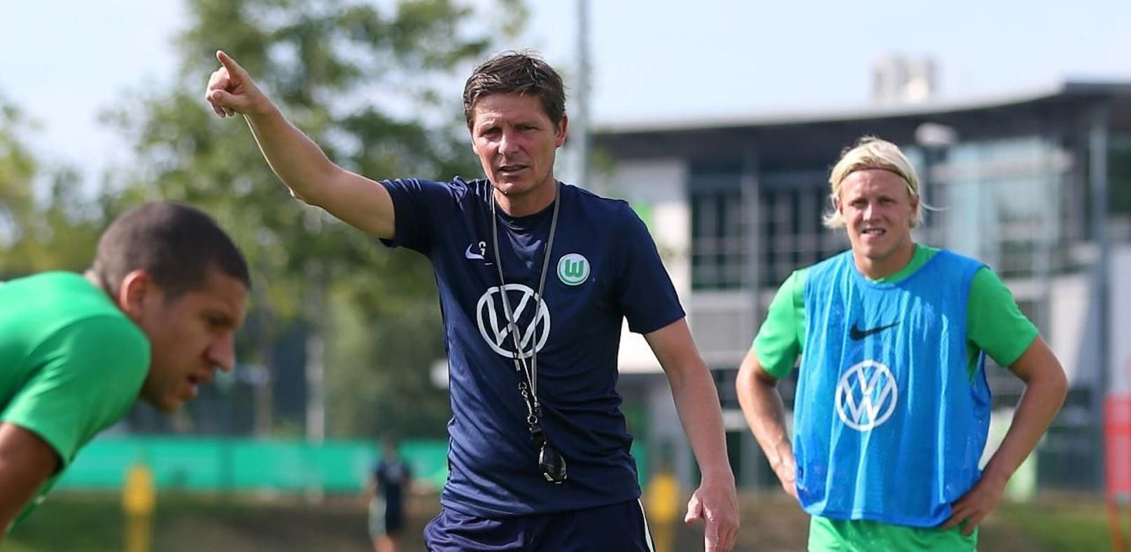 Wolfsburg-Trainer Oliver Glasner (m.) und sein Mittelfeldmotor Xaver Schlager (r.) beim Training (Archivbild)