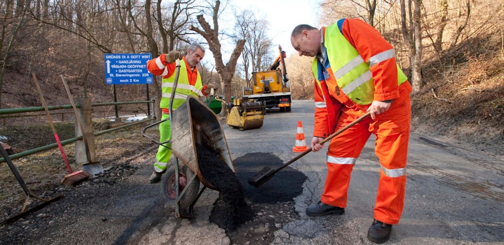 Rund 40.000 Schlaglöcher werden die MA 28-Mitarbeiter dieses Frühjahr in Wien "stopfen" müssen.