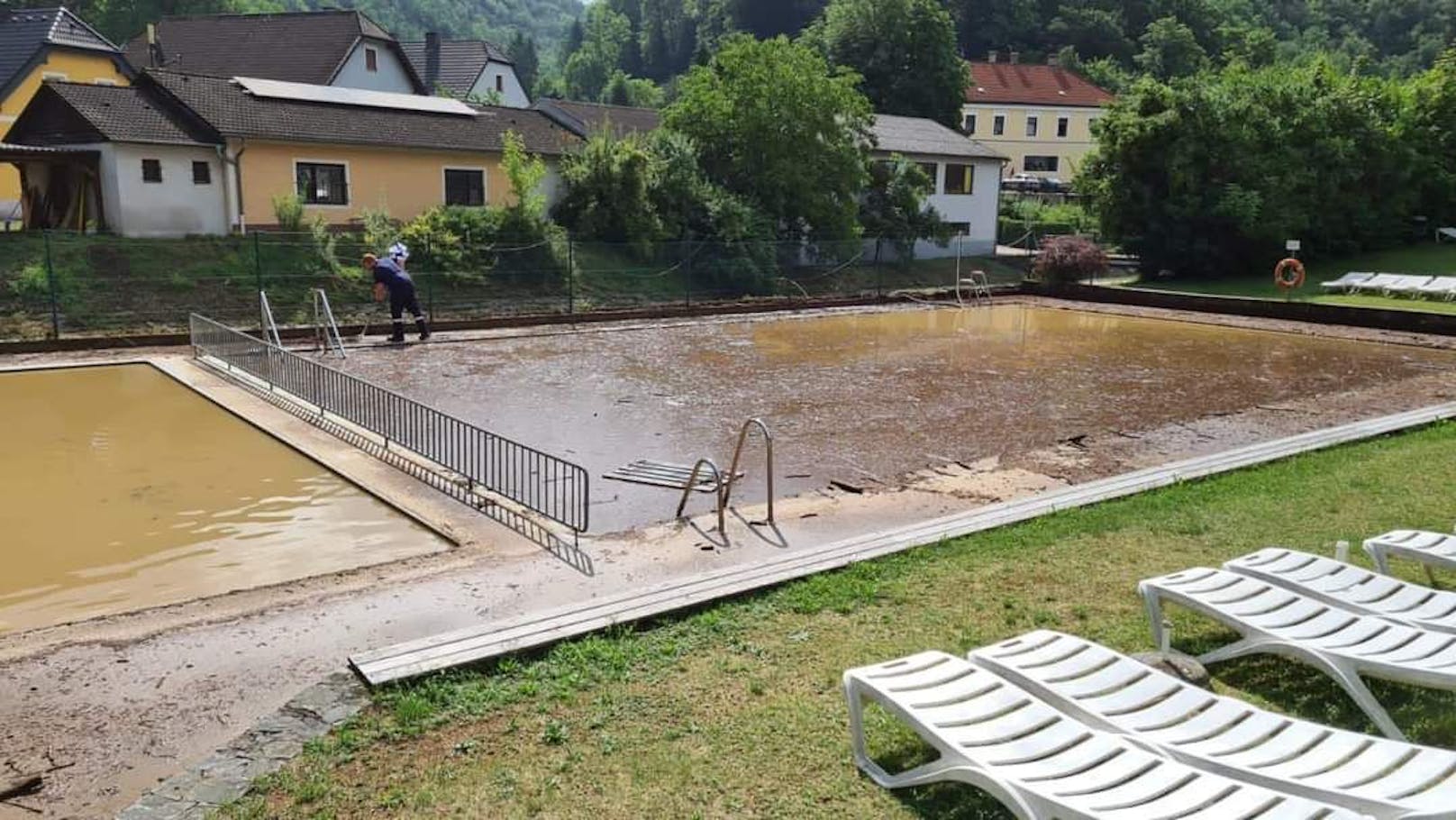 Die FF Raxendorf half bei der Beseitigung der Schlammmassen im Freibad in Aggsbach-Dorf.