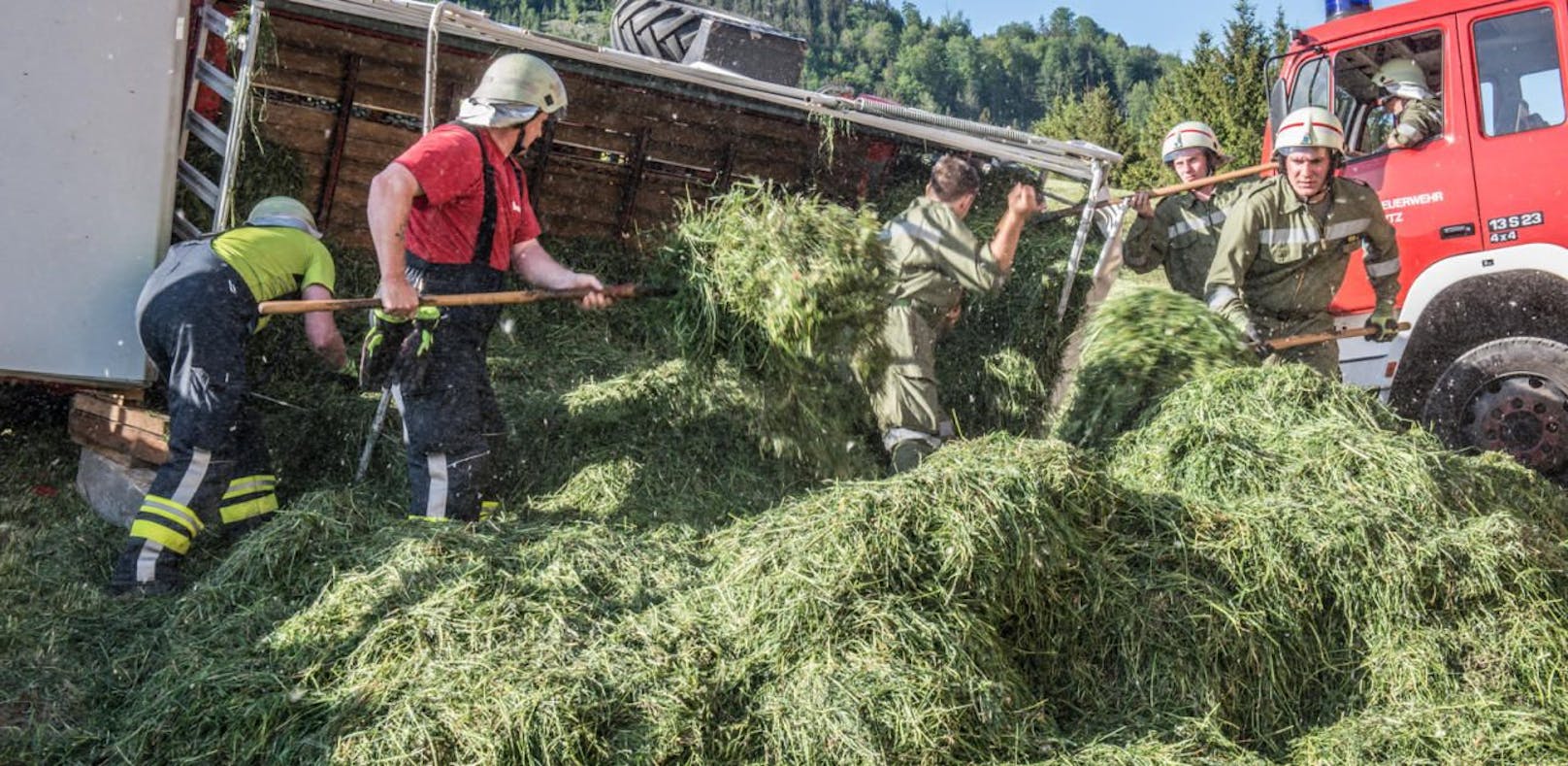 Heuladewagen begrub Lenker: Per Heli ins Spital