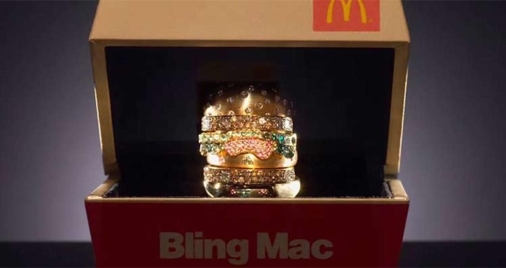 Dieser Ring hat es in sich. Mit Edelsteinen und aus 24-Karat-Gold hergestellt, kostet er 10.000 Euro. Doch es gibt ihn nicht zu kaufen, sondern zu gewinnen! (Foto: McDonalds) 
