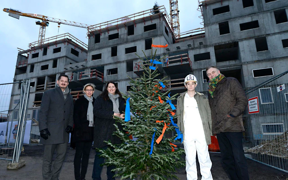 Gleichenfeier für Gemeindebau Neu in der Fontanastrasse (Favoriten): v.l.n.r.: Bezirksvorsteher Marcus Franz, Direktorin Wiener Wohnen Karin Ramser, Wohnbaustadträtin Kathrin Gaal, Lehrling Shala Valdrin und Gesiba-Generaldirektor Ewald Kirschner. (c) PID/Alexandra Kromus