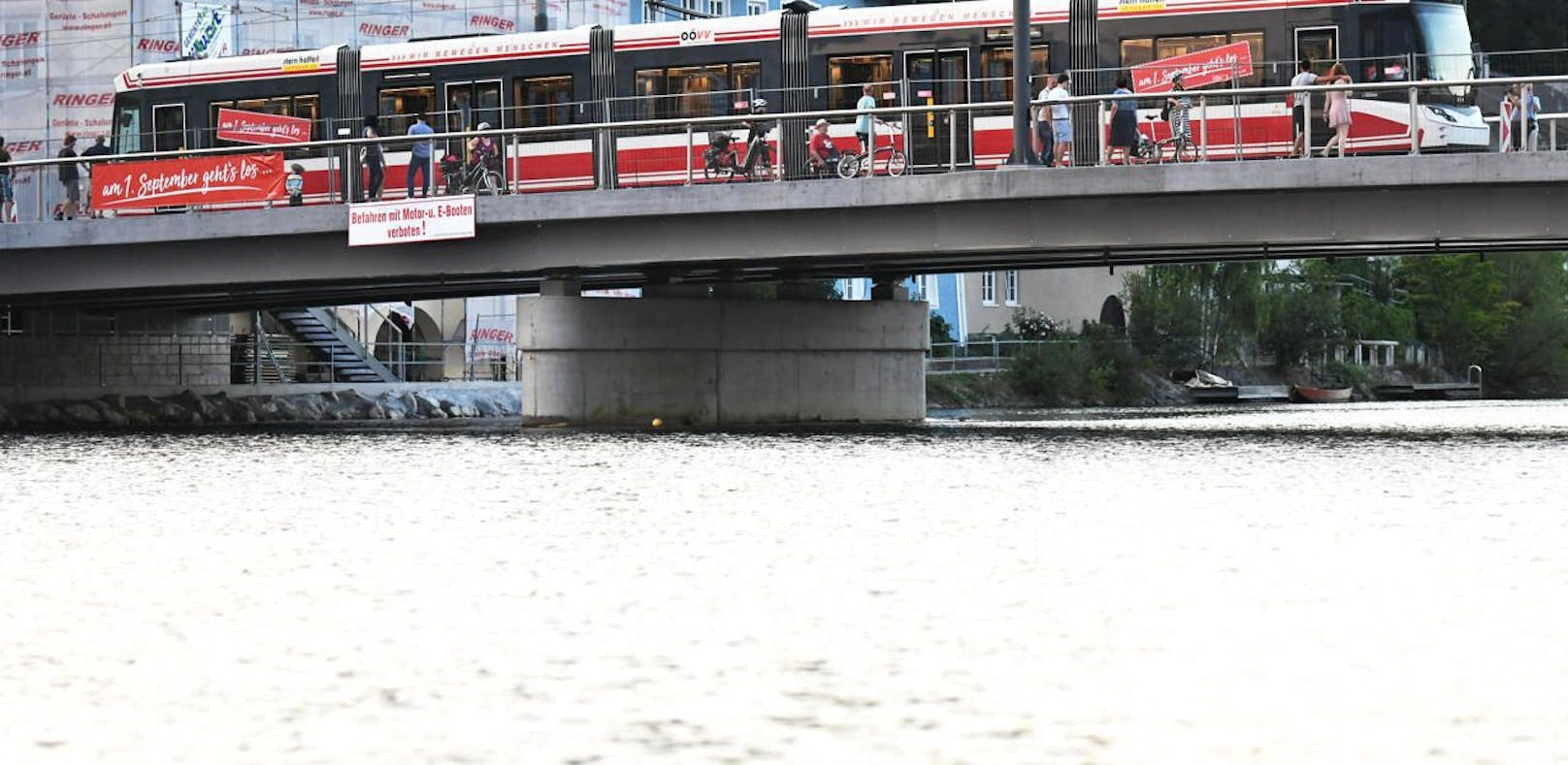 Nach 123 Jahren Planung fährt in Gmunden die Bim über die Traunbrücke.