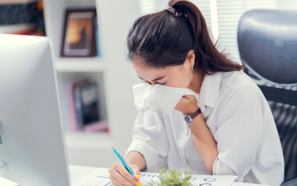 Weinen im Job ist nach wie vor eher ein tabuisiertes Thema - das jedoch ohne Grund. 