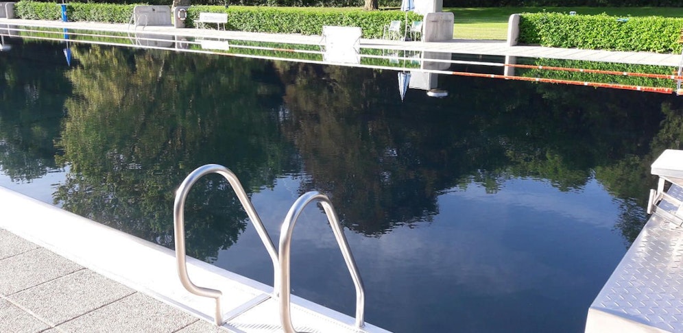 Das graue Wasser im 50-Meter-Sportbecken des Akademiebades.