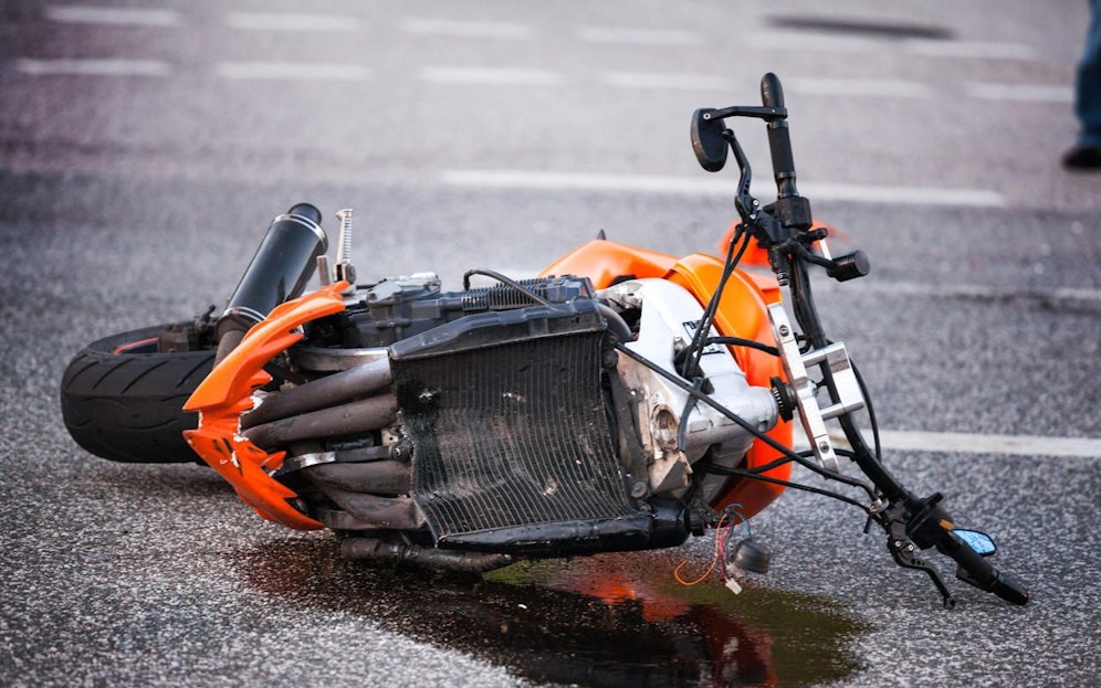 Der Biker starb noch an der Unfallstelle.