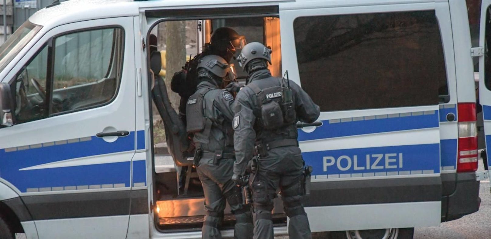 (Symbolbild) Die deutsche Spezialeinheit SEK führte mehrere Razzien gegen Neonazis durch.