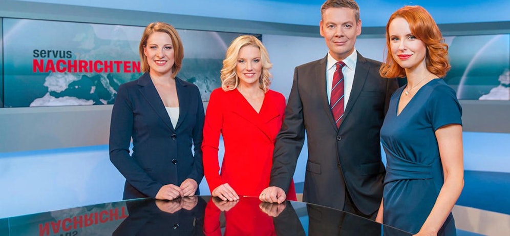 Diana Oberreiter, Katrin Praehauser, Hans Martin Paar und Nicola Loewenstein, die ServusTV Journal Moderatoren, im Studio bei ServusTV.