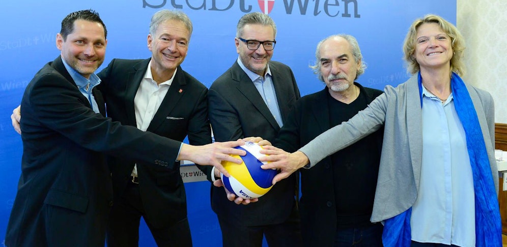 ( v.li.n.re. ) Reinhard Lischka Veranstalter der Beachvolleyball Major Series, Präsident des Wiener Volleyballverbands Christian Keinrath , Stadtrat Peter Hacker, Projektinitiator Peter Kleinmann, Bildungsdirektion Wien Sonja Spendelhofer