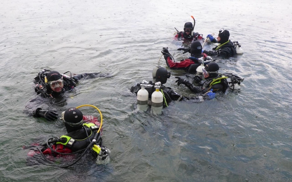 Der Taucher wurde von seinen Kollegen gerettet.