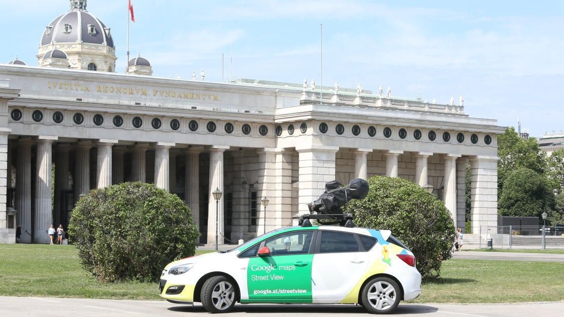 Der Kamerawagen von Google hatte den Mann trotz Zwei-Meter-Zaun erfasst.