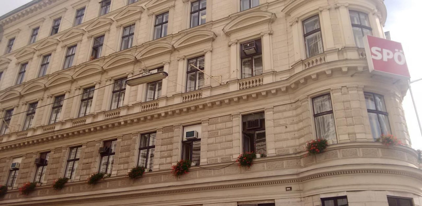 Aus diesem Haus, in dem die SPÖ ihre Zentrale hat, fiel ein Fenster auf die Straße.