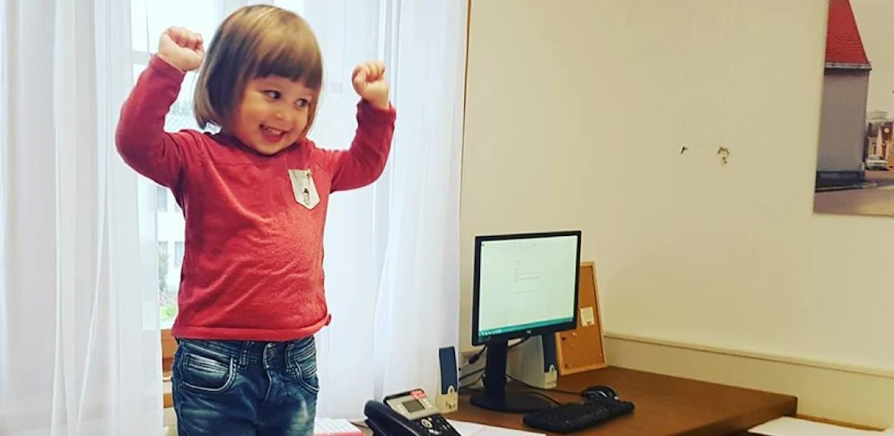 Geschafft! Die kleine Flora hat den Chefsessel von Traiskirchen gekapert.