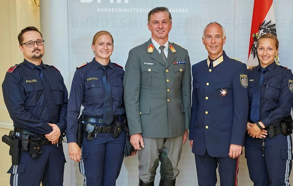 v.li.: Revierinspektor Patrick Urregg, Abteilungsinspektorin Birgit Reiter, Bundesheer-Oberstleutnant Roland Pulsinger, Innenministeriums-Generalsekretär Peter Goldgruber und Inspektorin Tamara Putzl