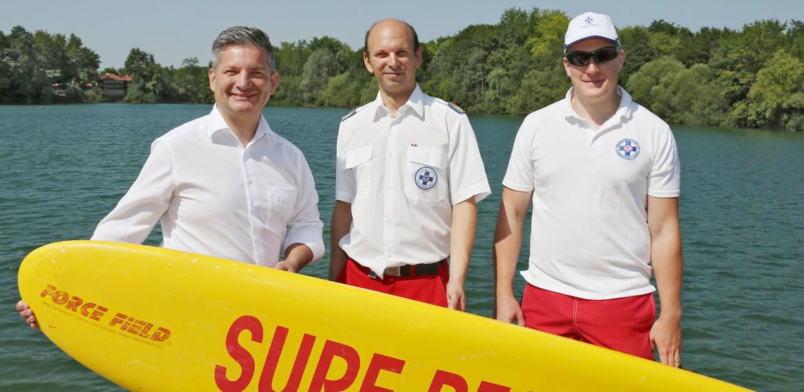 Landesrat Maurice Androsch, Wasserrettungs-Präsident Markus Schimböck und EInsatzkraft Lukas Halbartschlager.