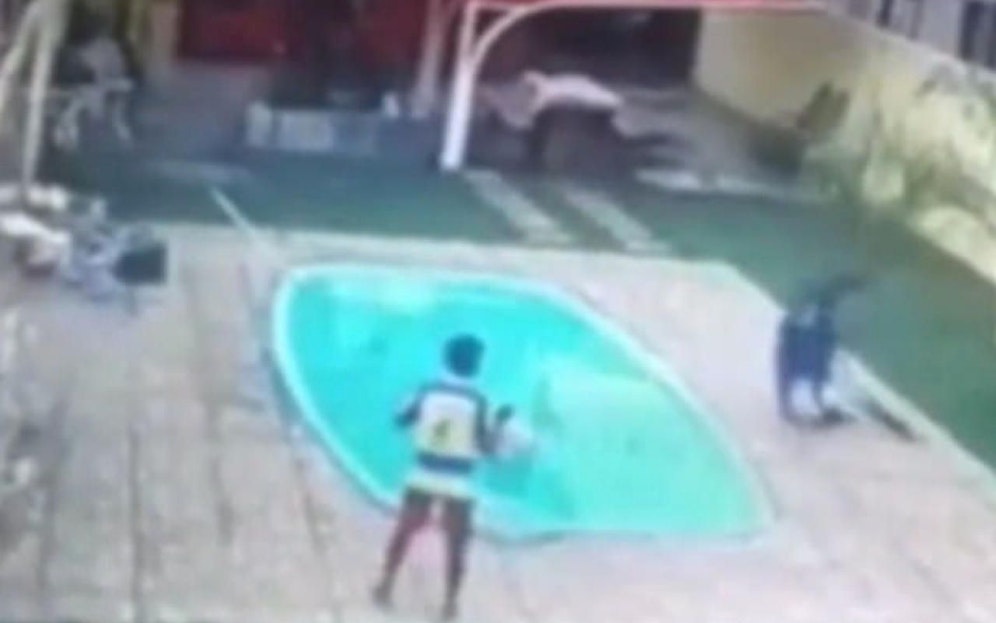 Horror: Die Ehefrau des Hausbesitzers (li.) muss mit ansehen, wie der Einbrecher vor ihren Augen tot zusammenbricht. 