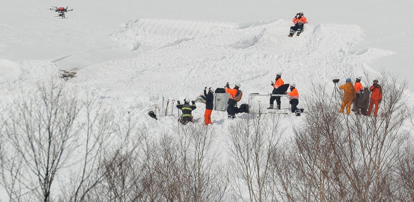 Download von www.picturedesk.com am 01.04.2017 (19:24). 
This photo taken on March 28, 2017 shows firefighters flying a drone to investigate the site of an avalanche that killed seven Japanese high school students and a teacher during a mountain-climbing outing on March 27 in the town of Nasu, Tochigi prefecture A total of 52 students and 11 teachers from seven high schools were on a three-day mountaineering expedition when disaster struck. / AFP PHOTO / JIJI PRESS / STR / Japan OUT - 20170328_PD9934 - Rechteinfo: Nur für redaktionelle Nutzung! - Editorial Use Only! Werbliche Nutzung nur nach Freigabe!
