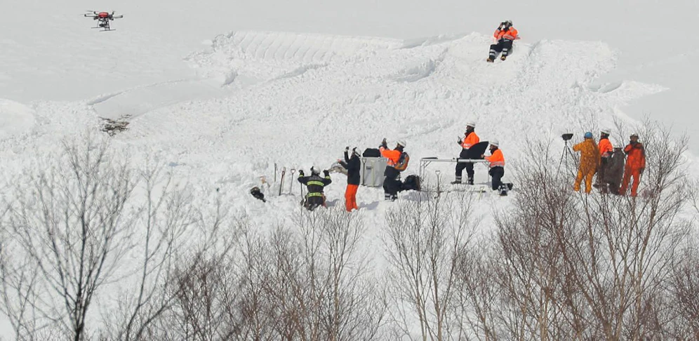 Download von www.picturedesk.com am 01.04.2017 (19:24).  This photo taken on March 28, 2017 shows firefighters flying a drone to investigate the site of an avalanche that killed seven Japanese high school students and a teacher during a mountain-climbing outing on March 27 in the town of Nasu, Tochigi prefecture A total of 52 students and 11 teachers from seven high schools were on a three-day mountaineering expedition when disaster struck. / AFP PHOTO / JIJI PRESS / STR / Japan OUT - 20170328_PD9934 - Rechteinfo: Nur für redaktionelle Nutzung! - Editorial Use Only! Werbliche Nutzung nur nach Freigabe!