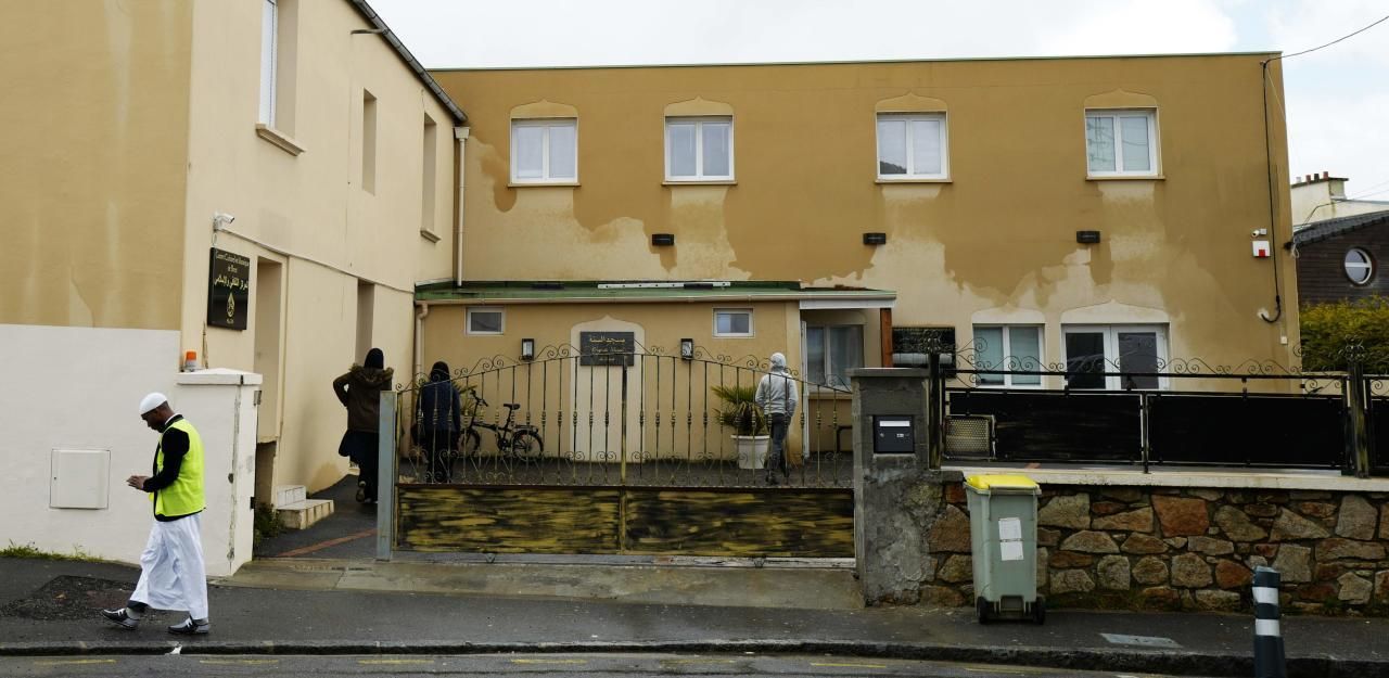 Heute.at - Schüsse vor Moschee in Brest - Zwei Verletzte