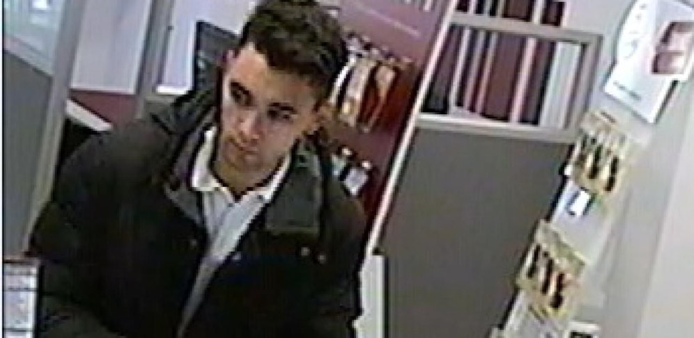 Dieser Mann wird in Zusammenhang mit einem Betrug am Bau gesucht.