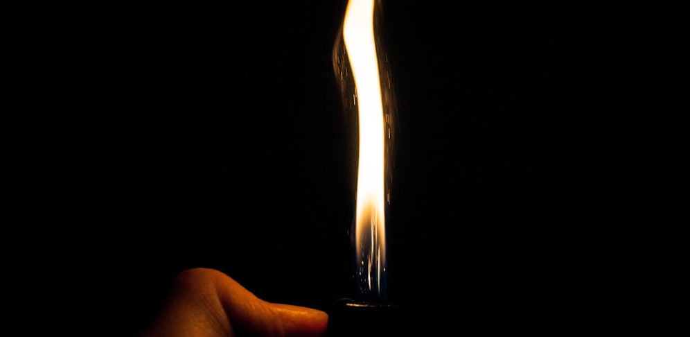 Mit dem Feuerzeug zündete der 16-Jährige den Mistkübel in seinem Zimmer an. (Symbolbild).